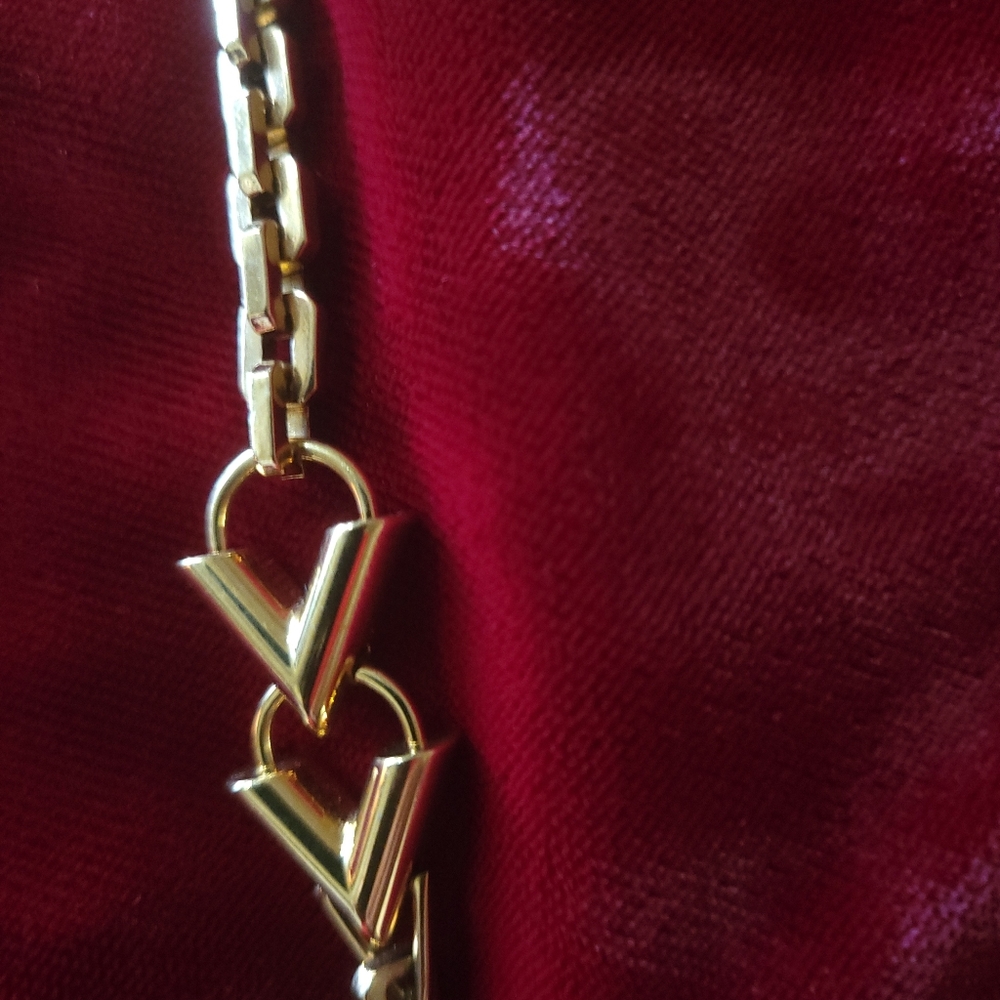 LOUIS VUITTON elegant Gold Tone Necklace Authentic LV - Picture 5 of 8